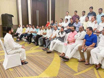 Maharashtra Rebels are now ministers without department, department of 9 MLA to other ministers | बंडखोर आता बिनखात्याचे मंत्री, ९ जणांची खाती इतर मंत्र्यांकडे; कामे थांबू नयेत यासाठी निर्णय