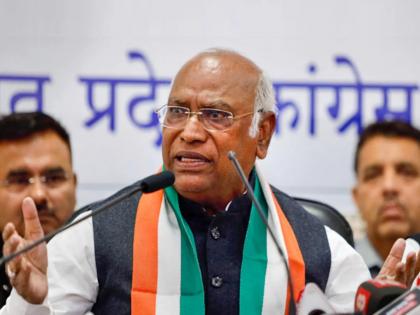 Not even a dog from BJP group gave its life in the struggle for freedom Congress president mallikarjun kharge controversial statement | 'स्वातंत्र्याच्या लढ्यात तुमच्या गटातील कुत्र्यानंही जीव दिला नाही', भाजपवर निशाणा साधत खर्गेंचं वादग्रस्त वक्तव्य