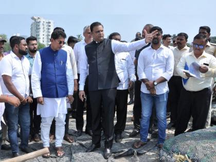 The Guardian Minister inspected Worli Koliwadis while riding a bike | चक्क बाईकवर स्वार होत पालकमंत्र्यांनी केली वरळी कोळीवाड्यांची पाहणी!