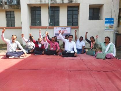 Naib Tehsildars strike for two hours, indefinite strike from December 28 | नायब तहसीलदारांचे दोन तास धरणे आंदोलन, २८ डिसेंबरपासून बेमुदत कामबंद आंदोलन