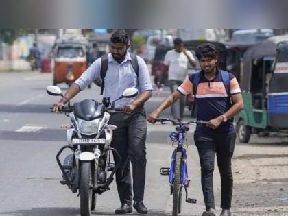 Bike Riding Tips Two wheeler tips bike empty fuel how to take on petrol pump Use this trick immediately | Bike Riding Tips: भररस्त्यात बाइकचं पेट्रोल संपलं तर? लगेच वापरा या खास ट्रिक, ढकलण्याची वेळ येणार नाही