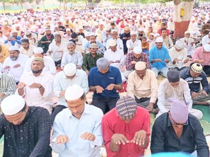 Mass prayer for rain by Muslim brothers in Jalgaon | ‘अल्लाह रहेम कर’ म्हणत जळगावात मुस्लीम बांधवांतर्फे पावसासाठी सामूहिक प्रार्थना