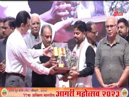 Teacher Shyam Mali honored with Agri Literary Award | आगरी साहित्य पुरस्काराने शिक्षक श्याम माळी सन्मानीत