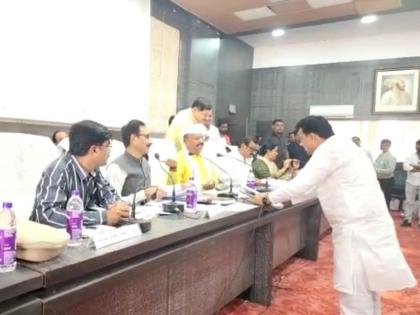 Verbal Clash Between Guardian Minister Abdul Sattar-MLA Navghare; Controversy over the chair in the planning committee meeting | पालकमंत्री अब्दूल सत्तार-आमदार नवघरे यांच्यात शाब्दिक चकमक; नियोजन समितीच्या बैठकीत खूर्चीवरून वाद