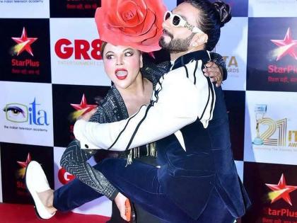 Bollywood actress Rakhi sawant holding Ranveer singh leg in front of camera in ita awards | रणवीर सिंहचा पाय पकडून हे काय करू लागली राखी सावंत? पाहा Video