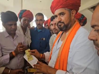 PM Modi's envelope in temple donation box, opened by priest after 8 months; | मंदिराच्या दानपेटीत आढळला PM मोदींचा लिफाफा, 8 महिन्यांनंतर पुजार्‍याने उघडला; निघाले इतके रुपये