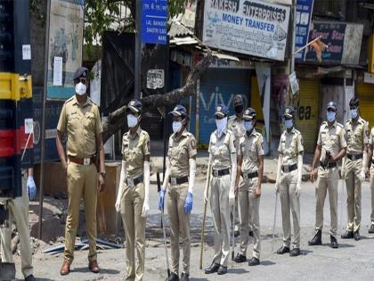 Lockdown News: Administration helpless in front of Mumbai citizens; Violations of social discrimination occur indiscriminately | Lockdown News: मुंब्य्रातील नागरिकांपुढे प्रशासन हतबल; बिनधास्तपणे होतंय सोशल डिस्टन्सिंगचे उल्लंघन