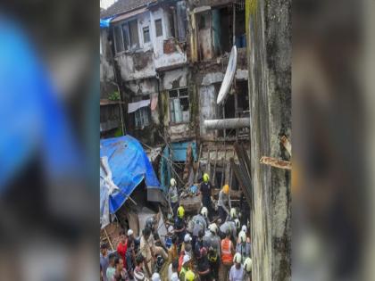 ‘She’ five-storey building in Mumbai begins to be demolished; Municipal caution | मुंब्य्रातील ‘ती’ पाच मजली इमारत पाडण्यास सुरुवात; महापालिकेची खबरदारी