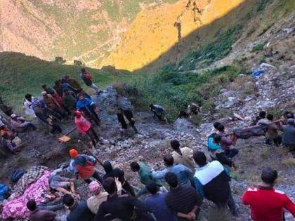 Uttarakhand dehradun chakrata vikas nagar road accident bus fell down 14 people died | देहरादूनमध्ये मोठा अपघात, 1300 फूट खोल दरीत कोसळली बस; 13 जणांचा मृत्यू, अनेक गंभीर