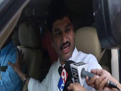 Minister Dhananjay Munde was surrounded by media cameras; Said No Comments on Rape allegation | अखेर मंत्री धनंजय मुंडेंना माध्यमांच्या कॅमेऱ्यांनी घेरलं; बलात्काराच्या आरोपावर म्हणाले...