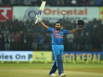 Rohit again superhit! Toss of 100 balls in 35 balls equaled the fastest century in Twenty20 history | रोहित पुन्हा सुपरहिट! 35 चेंडूत शतक फटकावत केली टी-20मधील वेगवान शतकाच्या विक्रमाशी बरोबरी