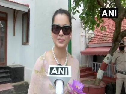 Actores kangana ranaut visit governor koshyari in mumbai rajbhavan lotus flower in her hand | राज्यपालांच्या भेटीनंतर कंगनाच्या हातात दिसलं कमळाचं फूल! काय आहे याचा अर्थ?