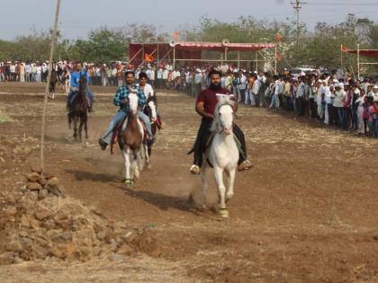 Horse race for the first time in Latur district, Ambajogai's bullet, Belkund's Bahubali is winner | लातूर जिल्ह्यात पहिल्यांदाच अश्व दौड स्पर्धा, अंबाजोगाईचा बुलेट, बेलकुंडचा बाहुबली ठरला विजेता