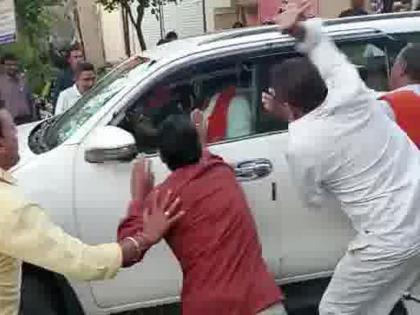 Shiv Sainiks attacked Santosh Bangar's car in amravati | संतोष बांगर यांच्या वाहनावर शिवसैनिकांचा हल्लाबोल; चपलांचा मारा अन् ‘पन्नास खोके...’ ची नारेबाजी