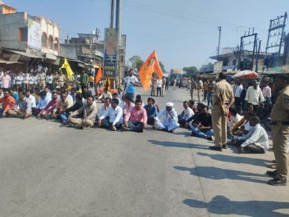 The Maratha community's Rasta Roko movement at Deulgaon Mahi, support for Manoj Jarange Patil's hunger strike | मराठा समाजाचे देऊळगाव मही येथे रास्ता रोको आंदोलन, मनोज जरांगे पाटील यांच्या उपोषणास जाहीर पाठिंबा