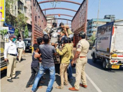 Police action on debris and unattended vehicles in Vasai | वसईत रस्त्यावरील भंगार, बेवारस वाहनांवर पोलिसांची कारवाई सुरू