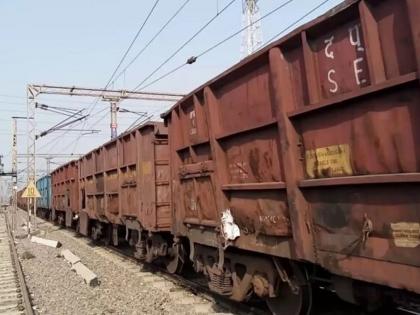 Coupling of goods train broke near Bhandara, rail traffic affected | भंडाऱ्याजवळ मालगाडीची कप्लिंग तुटली, रेल्वे वाहतूक प्रभावित