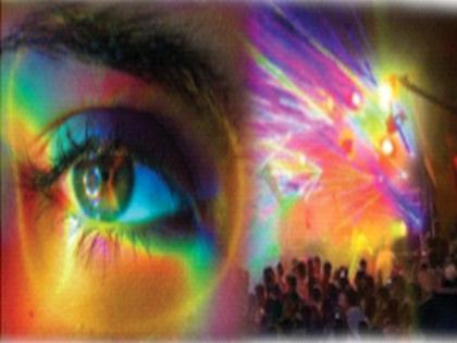 Can laser show cause eye damage If this light falls on the center of the retina, the eye burns | ‘लेझर शो’मुळे डोळ्यांना इजा होऊ शकते का? रेटिनाच्या मध्यावर हा लाइट पडला तर डोळा भाजतो