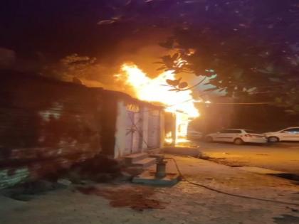 two groups pelted stones houses were also burnt Use of tear gas by police in Akola old city | अकोला जुने शहरात दाेन गटांत तुफान दगडफेक, घरही जाळले! पाेलिसांकडून अश्रुधुराचा वापर