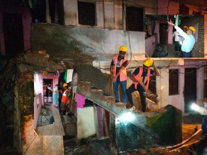 Part of gallery of 50-year-old chali in Thane collapsed; 4 families temporarily relocated | ठाण्यातील ५० वर्षीय जुन्या चाळीच्या गॅलरीचा काही भाग कोसळला; ४ कुटुंबांना तात्पुरत्या स्वरुपात केले स्थलांतरीत 