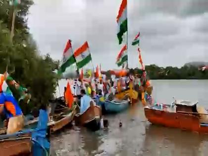 For the first time in Thane, boat tricolor rally of Koli brothers | ठाण्यात प्रथमच खाडीमार्गे कोळी बांधवांची होडी तिरंगा रॅली