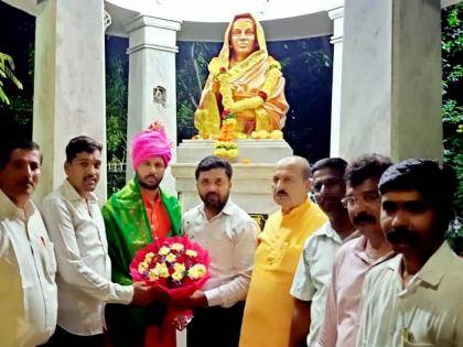 Descendants of Ahilya Devi Holkar visit Ahilya Devi Holkar Memorial in Thane | अहिल्यादेवी होळकरांच्या वंशजांनी दिली ठाण्यातील अहिल्यादेवी होळकर स्मारकाला भेट 