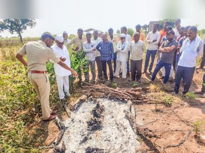 Suicide of a youth in Chanda-Loharwadi Shivara in Nevasa Taluk in ahmednagar district | स्वतःचं सरण रचून पेटवून घेत युवकाची आत्महत्या; नेवासा तालुक्यातील चांदा-लोहारवाडी शिवारातील घटना