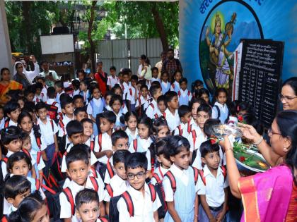 The first school bell rang; The schools welcomed the students in a unique way | शाळेची पहिली घंटा वाजली; शाळांनी अनोख्या पध्दतीने केले विद्यार्थ्यांचे स्वागत