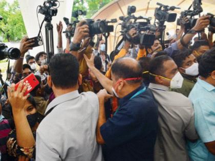 Opposition-run convention outside the hall; mic, speaker confiscated | विरोधकांनी चालवले सभागृहाबाहेर अधिवेशन; विनापरवाना आणलेले माईक, स्पीकर जप्त