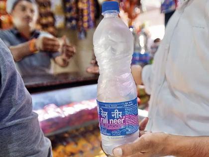 Can you get a bottle of water for Rs 15 in a railway station In spite of looting in some places, the administration's neglect | रेल्वे स्थानकात पाण्याची बाटली 15 रुपयांना मिळते का? काही ठिकाणी लूट होऊनही प्रशासनाचे दुर्लक्ष 