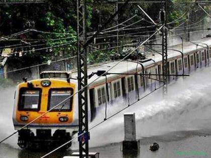 Latemark to local due to cloudy weather; There was a delay for the employees to reach the office | ढगाळ वातावरणामुळे लोकलला लेटमार्क; नोकरदारांना कार्यालयात पोहाेचण्यासाठी झाला विलंब