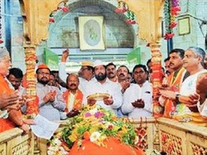 Show of power by Shinde-Thackeray group at Malanggarh; Crowd of devotees, tradition of Mahaarti continues | मलंगगडावर शिंदे-ठाकरे गटाचे शक्तिप्रदर्शन; भाविकांची लोटली गर्दी, महाआरतीची परंपरा कायम