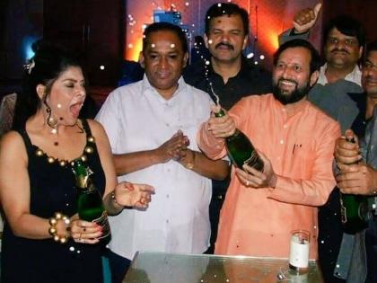 BJP Prakash javadekar popped champagne too congress reply to bjp on rahul gandhi night club video | राहुल गांधींच्या नाईटक्लब पार्टीला प्रत्युत्तर देत काँग्रेसनं आणली शॅम्पेन, भाजपवर जोरदार हल्लाबोल