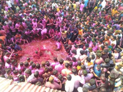 Rangpanchami begins in Nashik with enthusiasm, rejoicing in Peshwa-era Rahadi | नाशिकमध्ये रंगपंचमीला उत्साहात सुरुवात, पेशवेकालीन राहाडीत जल्लोष