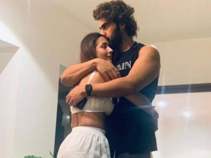 Bollywood Malaika Arora shares romantic photo with Arjun Kapoor | व्हॅलेंटाइन डेला Arjun Kapoor च्या मिठीत दिसली Malaika Arora, PHOTO पेक्षाही रोमँटिक आहे कॅप्शन