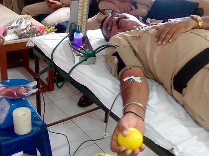 "Blood donated 19 years ago and was saved girl's life and our blood relationship with each other was formed | "१९ वर्षांपूर्वी केले होते रक्तदान, वाचले होते चिमुकलीचे प्राण; ...अन् आमचे एकमेकांशी तयार झाले रक्ताचे नाते"!