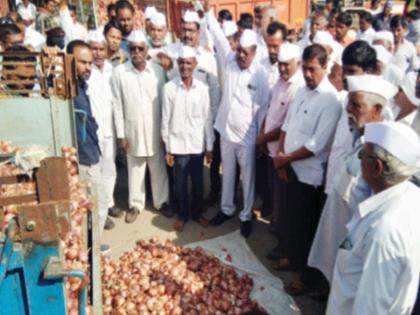 Onion prices fell due to Madhya Pradesh onion | मध्य प्रदेशाच्या कांद्याने केला वांदा; भाव पडले