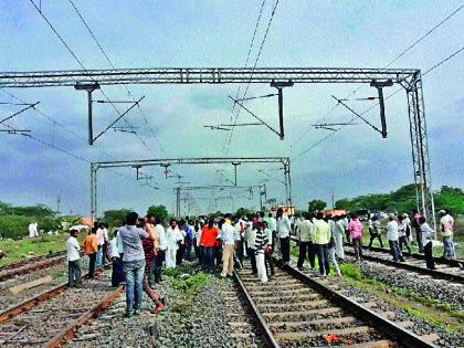 Borrielker stopped the Indrayani Express | बोेरीबेलकरांनी इंद्रायणी एक्स्प्रेस रोखली