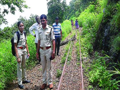 Illegal tree trunk in Matheran Ghat, forest department action, tribal women seized K La Puebara, wood bundes | माथेरान घाटात बेकायदा वृक्षतोड, वनविभागाची कारवाई, आदिवासी महिलांनी के ला पोेबारा, लाकडाच्या मोळ्या जप्त  