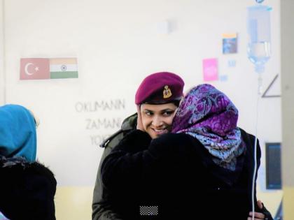 Picture of The Day: Turkish woman hugs a woman officer of the Indian Army and gives her a peck, in an earthquake-affected area | Picture of The Day: पिक्चर ऑफ द डे! तुर्कीश महिलेने मारली भारतीय सैन्याच्या महिला अधिकाऱ्याला मिठी; ढसाढसा रडली