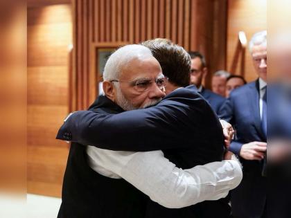 French President Emmanuel Macron shares picture with pm narendra modi and wrote vasudhaiva kutumbakam | वसुधैव कुटुंबकम...; PM मोदींसोबतचा फोटो शेअर करत मॅक्रॉन यांचा कुणावर निशाणा? समजून घ्या इशारा