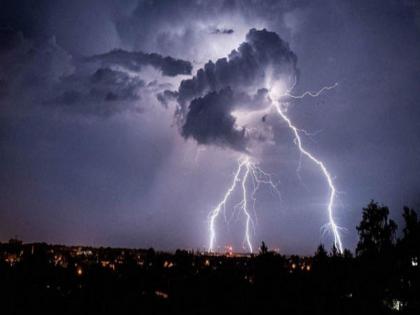 Two killed by lightning in Jalgaon Jamod taluk, woman critical | जळगाव जामोद तालुक्यात वीज पडून दोघांचा मृत्यू, महिला गंभीर