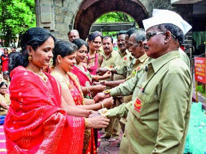  Postman Kako's postcard keeps Rakhi | पोस्टमन काकांना पोस्टकार्डाची राखी