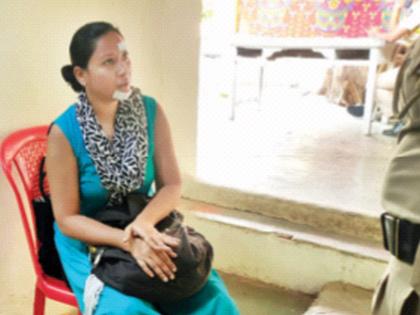 commotion of a mentally ill woman in a local; passengers injured: Helpline jammed | मनोरुग्ण महिलेचा लोकलमध्ये गोंधळ, प्रवासी जखमी; हेल्पलाइन ठप्प