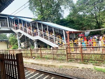 linefor tickets at Dombivli and Diva stations | डोंबिवली, दिवा स्थानकांत तिकिटासाठी रांगा, सोशल डिस्टन्सिंगचे तीनतेरा