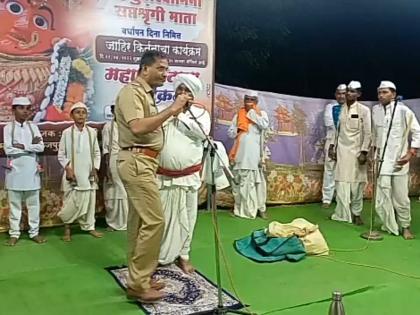 The police inspector stopped the kirtan program; Threatened to beat Warkaris including kirtankara | कीर्तन सोहळ्यात पोलीस निरीक्षकाची दादागिरी; कीर्तनकारासह वारकऱ्यांना मारहाण करण्याची दिली धमकी