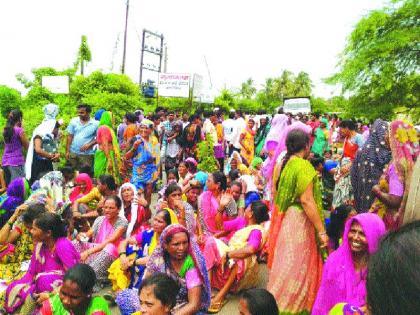 Dahanu Bordi State Highway, agitators protest for 5 hours | भारनियमना विरोधात रास्ता रोको, महिलांचा मोठा सहभाग, आंदोलकांनी पाच तास रोखला डहाणू बोर्डी राज्यमार्ग