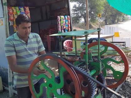 ST workers strike continues; Employee started sugarcane juice center for subsistence! | एसटी कर्मचाऱ्यांचा संप सुरूच, पगार बंद; उदरनिर्वाहासाठी वाहकानं सुरू केली रसवंती!