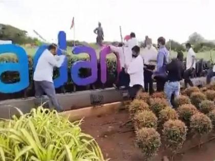 Mumbai Shivsena workers vandalized Adani Airport signboard mumbai international airport | मुंबई विमानतळावर शिवसैनिक खवळले; ‘अदानी एअरपोर्ट’ बोर्ड उखडून फेकून दिला