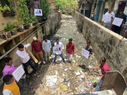 MNS protests against incomplete sanitation work in Thane; Opposed by playing cricket | ठाण्यातील नालेसफाईच्या अपूर्ण कामाविरोधात मनसेचे नाल्यात उतरून आंदोलन; क्रिकेट खेळून केला विरोध